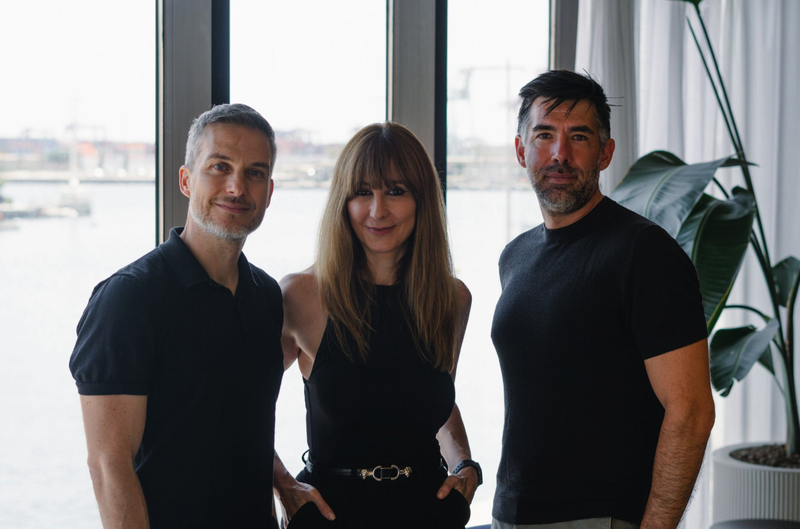 Profesionales colaborando en estrategia de IA